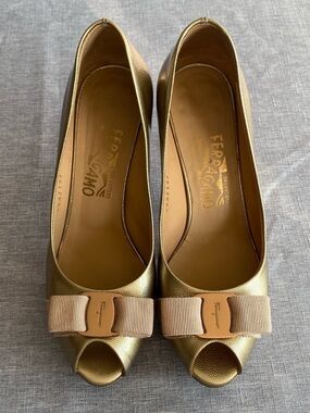 🇮🇹 Salvatore Ferragamo｜Gold Leather Vara Bow Peep Toe Pumps